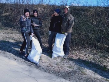 У селі поблизу Луцька школярі організували весняну толоку