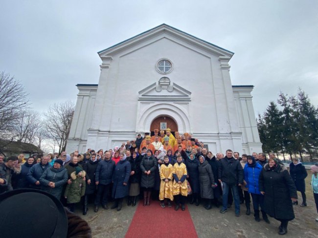 У селі на Волині, де віряни «воювали» за храм,  священники ПЦУ провели першу літургію. ФОТО