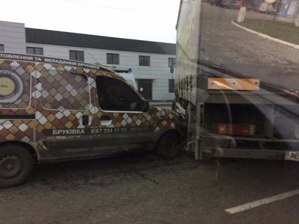 У Луцьку мікроавтобус та вантажівка не поділили дорогу. ФОТО
