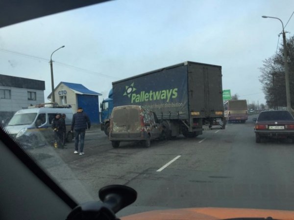 У Луцьку мікроавтобус та вантажівка не поділили дорогу. ФОТО