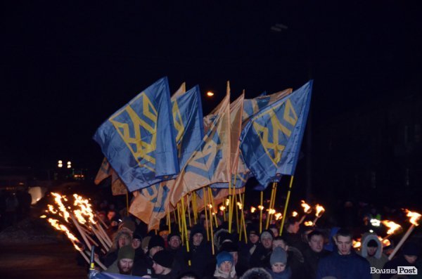 Вогонь та пам'ять: Маневичами пройшла смолоскипна хода на честь Героя