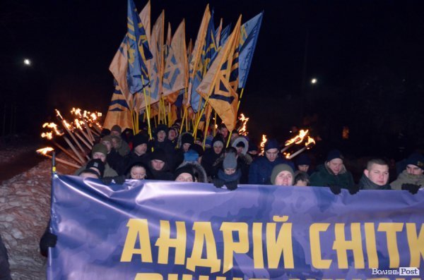 Вогонь та пам'ять: Маневичами пройшла смолоскипна хода на честь Героя