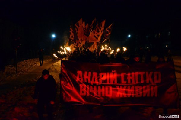 Вогонь та пам'ять: Маневичами пройшла смолоскипна хода на честь Героя