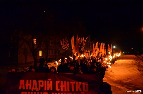 Вогонь та пам'ять: Маневичами пройшла смолоскипна хода на честь Героя