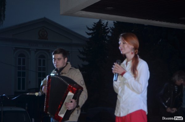 У Луцьку під дощем  збирали кошти для солдат в АТО. ФОТО