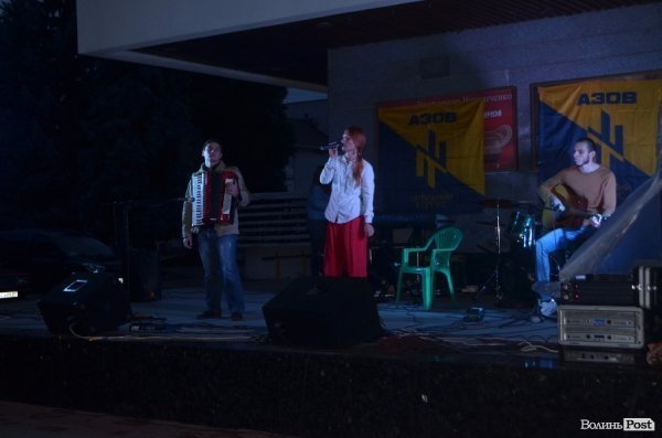 У Луцьку під дощем  збирали кошти для солдат в АТО. ФОТО