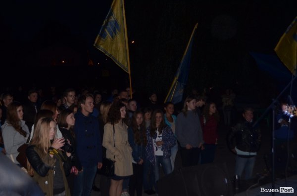 У Луцьку під дощем  збирали кошти для солдат в АТО. ФОТО