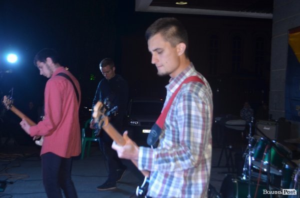 У Луцьку під дощем  збирали кошти для солдат в АТО. ФОТО