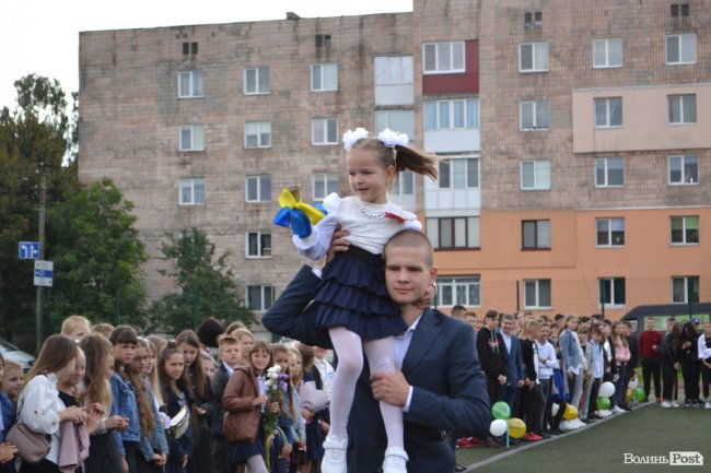 Благодійно, красиво, урочисто: як відсвяткували старт навчання у ліцеї Ковеля. ФОТО