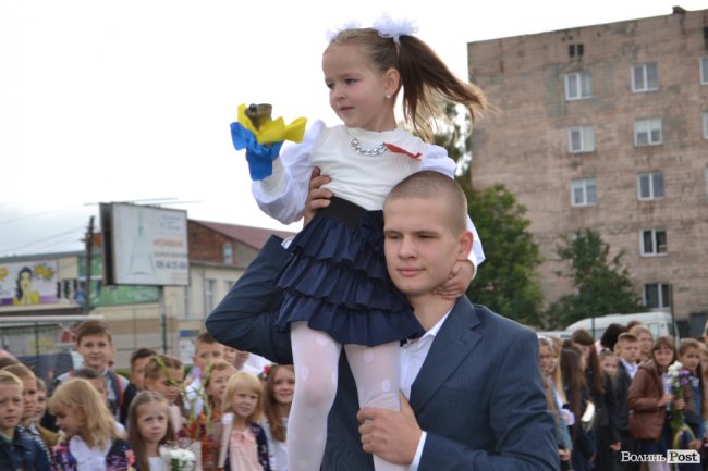 Благодійно, красиво, урочисто: як відсвяткували старт навчання у ліцеї Ковеля. ФОТО