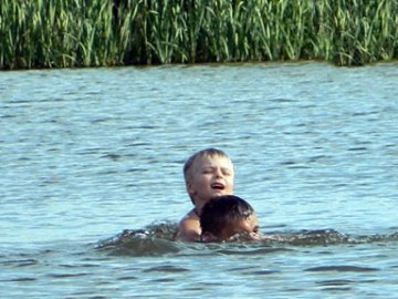 У Черкасах  батько врятував сина з води, а сам потонув 