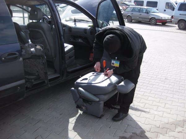 Львівські прикордонники затримали  партію бурштину на  Волині. ФОТО. ВІДЕО