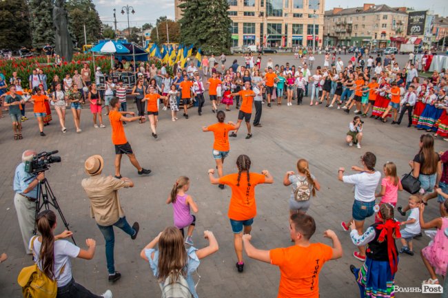 Учасники міжнародного фесту вчили лучан танцювати. ФОТО