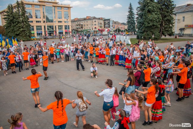 Учасники міжнародного фесту вчили лучан танцювати. ФОТО