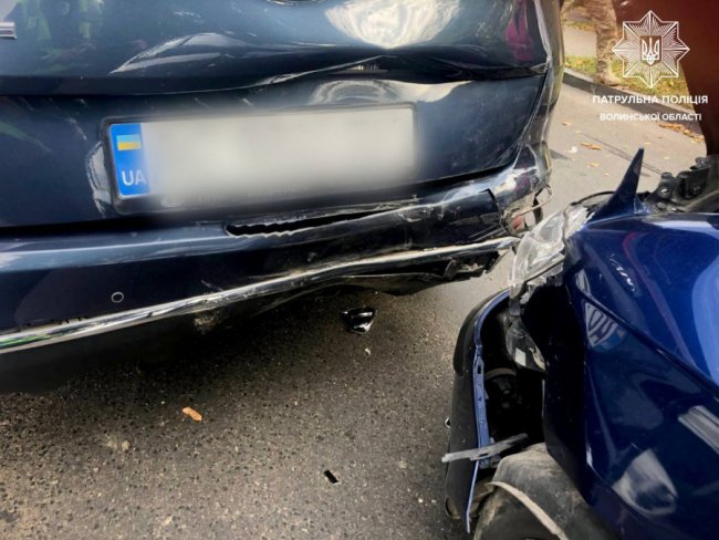 Потрощені автівки: у Луцьку на вулиці Глушець зіткнулися дві водійки