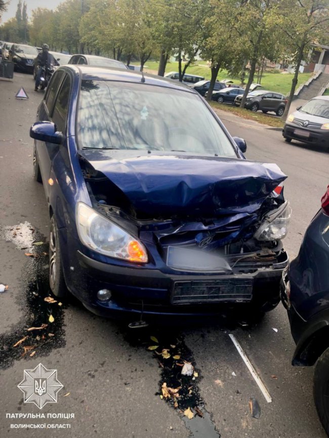 Потрощені автівки: у Луцьку на вулиці Глушець зіткнулися дві водійки