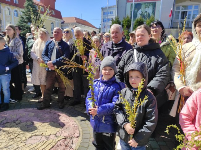 Як освячували вербу в луцькому соборі. ФОТО