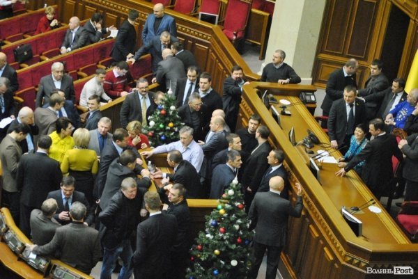 Волинські нардепи блокують трибуну Верховної Ради. ФОТО
