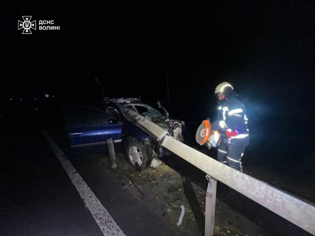 На Волині водій автівки зіткнувся з відбійником