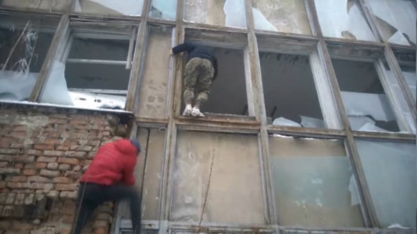 Підлітки влаштували екскурсію закинутим заводом у Нововолинську