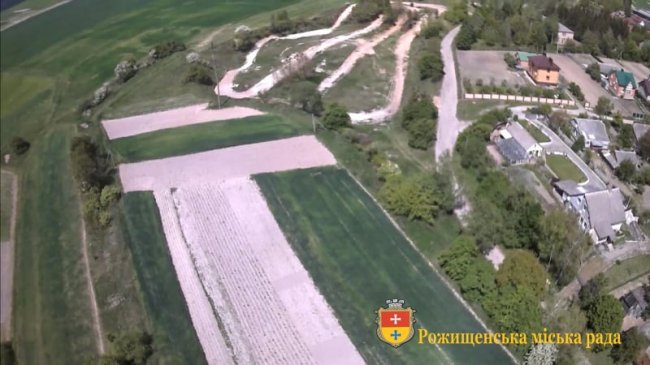 У Рожищі закинуту територію перетворили на мототрасу. ФОТО. ВІДЕО