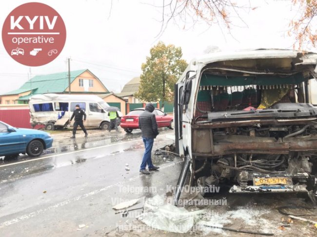 Моторошна аварія під Києвом: понівечені автобуси та 6 потерпілих