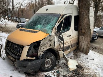 Аварія в Луцьку: машина влетіла в дерево