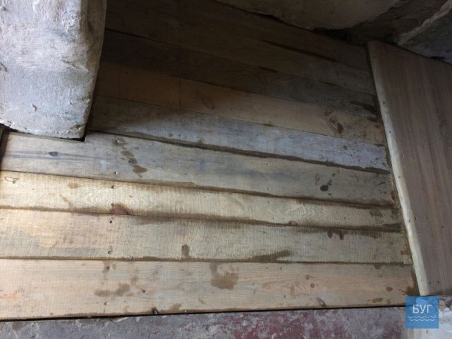 УЖК компенсувала вартість робіт: мешканці будинку, де в під'їзді провалилась підлога, залатали провалля