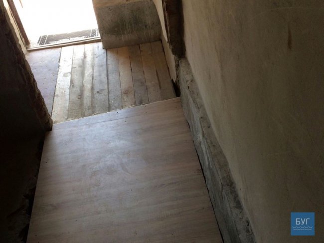 УЖК компенсувала вартість робіт: мешканці будинку, де в під'їзді провалилась підлога, залатали провалля