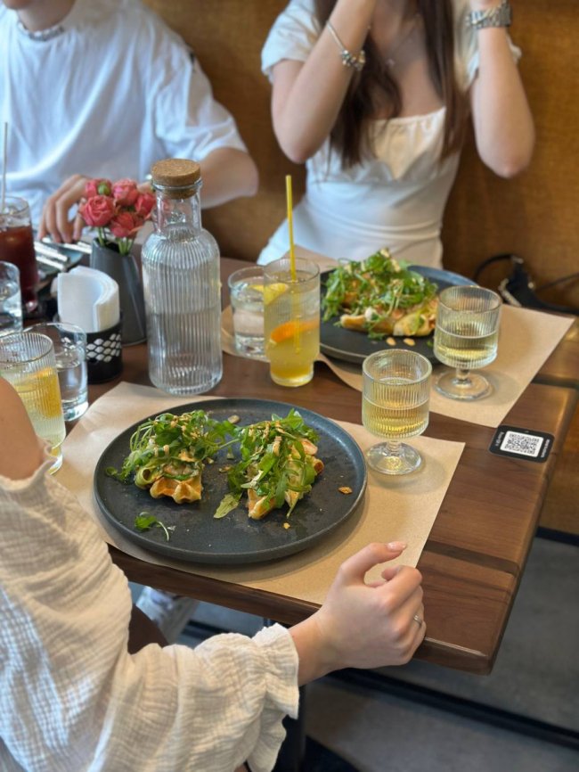 У Луцьку відкрилося сімейне кафе «Golden Waffles family»: смачні новинки, меню та ціни