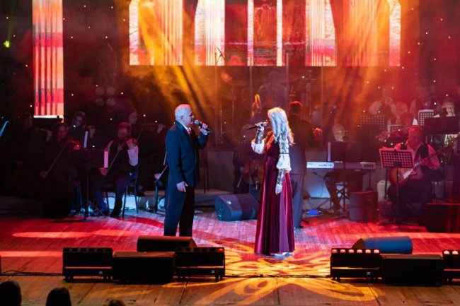 Концерт до Дня закоханих у волинському театрі зібрав аншлаг. ФОТО. ВІДЕО