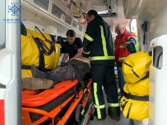 Смертельна трагедія: на Волині двох чоловіків привалило бетонною плитою. ФОТО