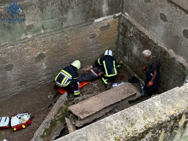 Смертельна трагедія: на Волині двох чоловіків привалило бетонною плитою. ФОТО