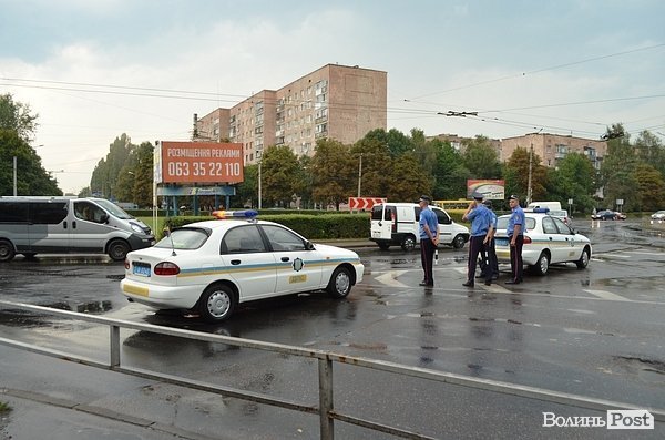 У Луцьку вітер звалив дерево на стовп: лінії електропередач валяються на дорозі. ФОТО. ОНОВЛЕНО