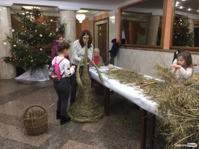 Під час фестивалю у Луцьку створюють великого янгола, роблять свічки та хустки. ФОТО