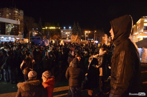 Вечір на Євромайдані у Луцьку. ФОТО. ВІДЕО