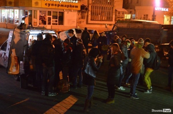 Вечір на Євромайдані у Луцьку. ФОТО. ВІДЕО