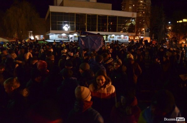 Вечір на Євромайдані у Луцьку. ФОТО. ВІДЕО