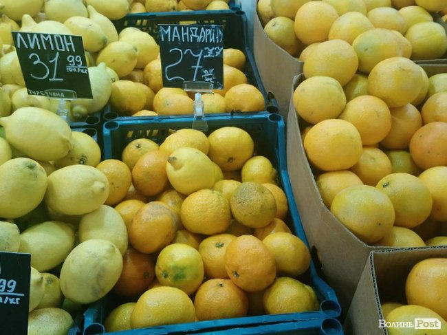 Від і до: скільки у Луцьку коштують перші мандарини. ФОТО