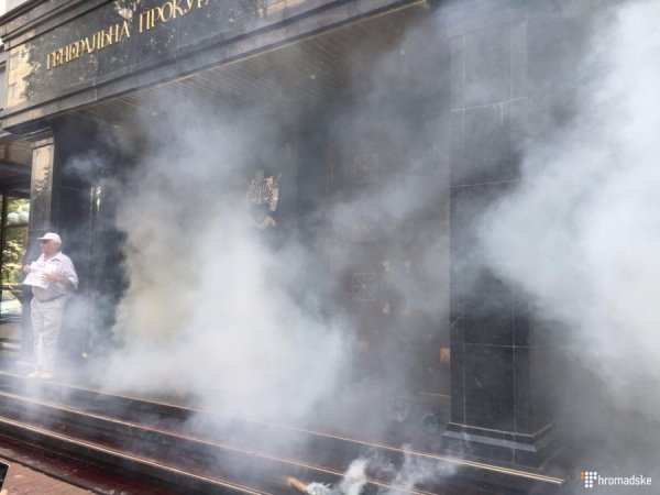 Центральний вхід до Генпрокуратури облили «кров'ю». ФОТО