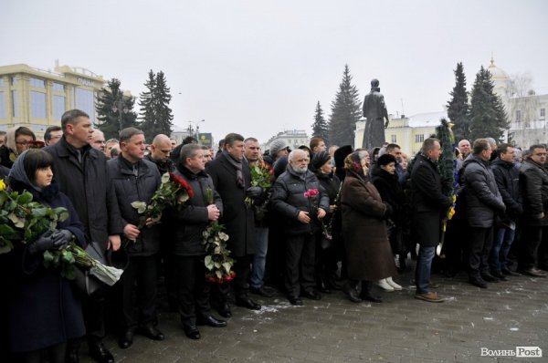 Фото прощання з міським головою Луцька Миколою Романюком