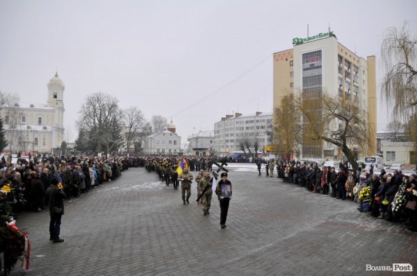Фото прощання з міським головою Луцька Миколою Романюком