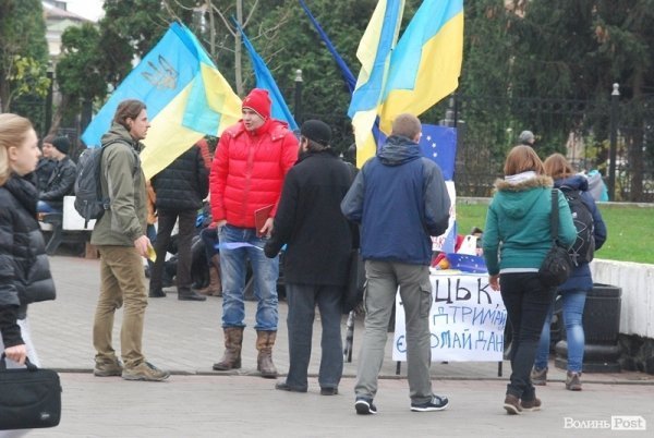 У Луцьку розпочався Євромайдан. ФОТО. ВІДЕО