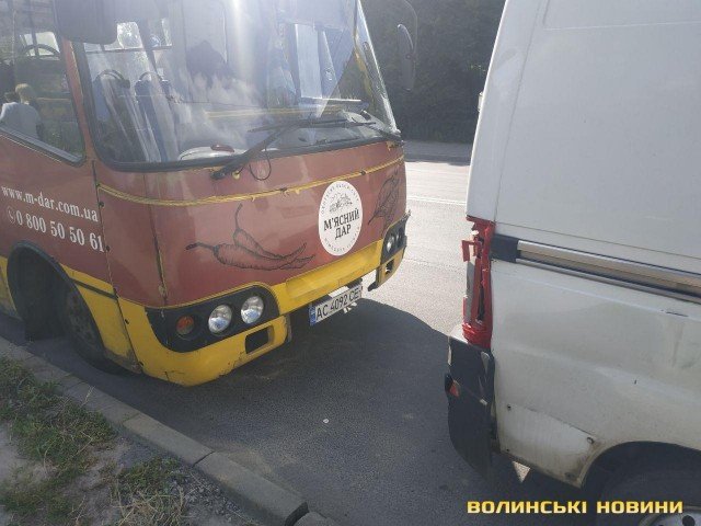 У Луцьку маршрутка в'їхала у легковик. ФОТО