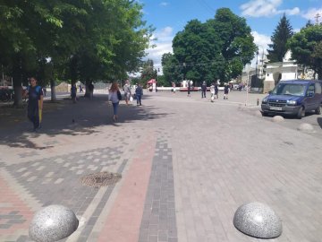 У Луцьку на Театральному майдані остаточно запрацювали обмежувачі руху. ФОТО