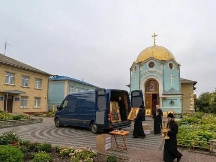Винесли все до останнього: представники УПЦ МП залишили каплицю у Володимирі з голими стінами