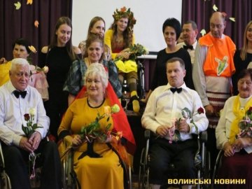 Вірші, пісні та вальс: у луцькому геріатричному центрі – осінній бал. ФОТО