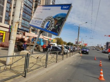 Розповіли, чому похилився рекламний щит у Луцьку. ФОТО