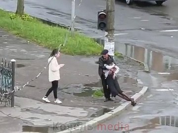 У Ковелі на пішохідному переході жінка втратила свідомість. ВІДЕО У Ковелі на пішохідному переході жінка втратила свідомість. ВІДЕО