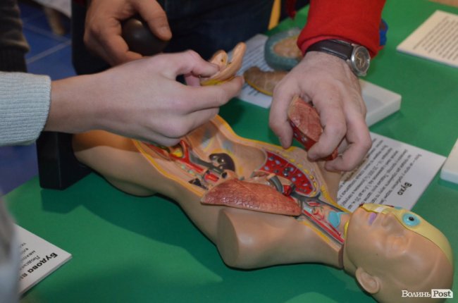 Заступник голови Волинської ОДА показав дива науки і техніки особливим діткам. ФОТО